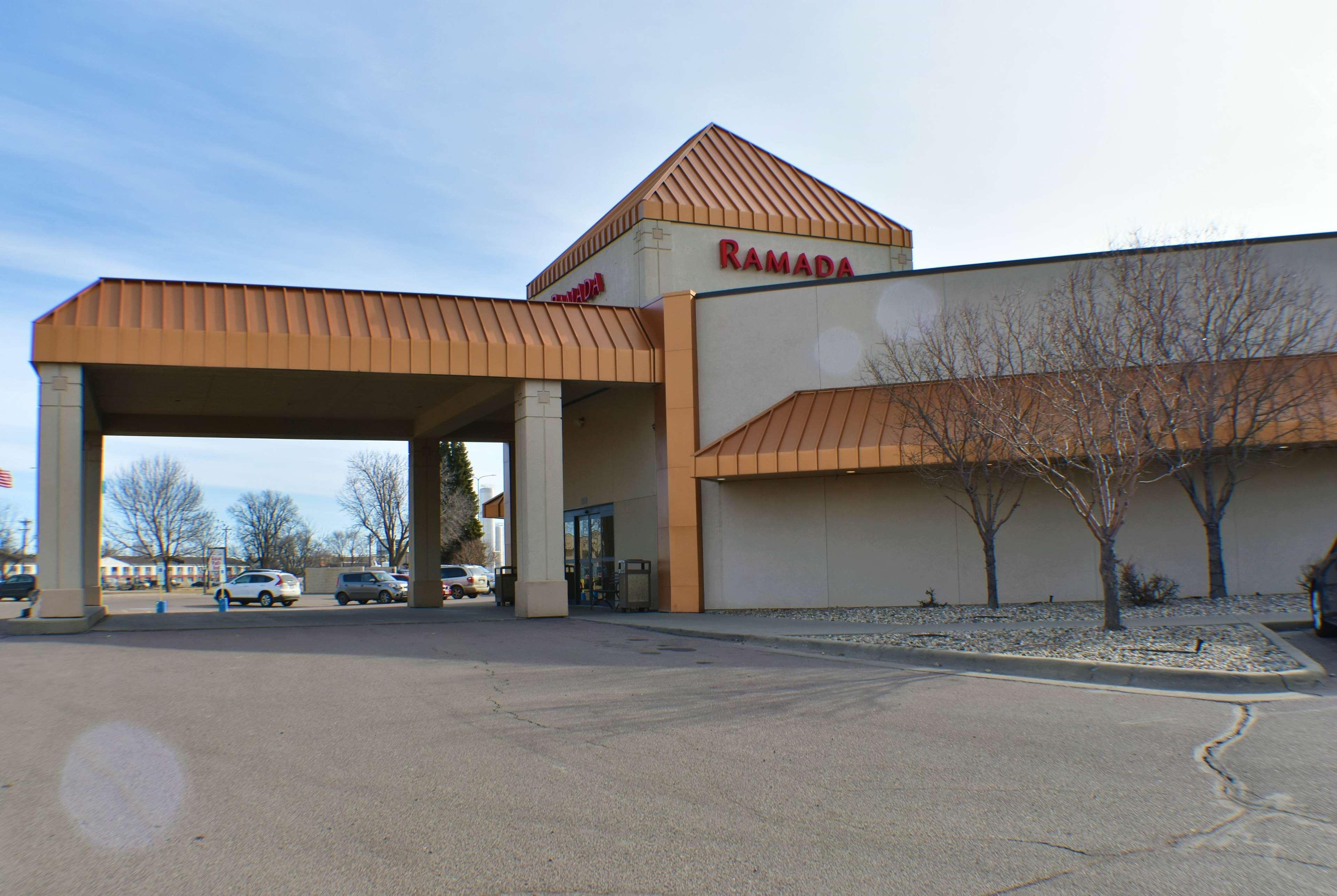 Ramada By Wyndham Sioux Falls Airport - Waterpark Resort & Event Center Экстерьер фото