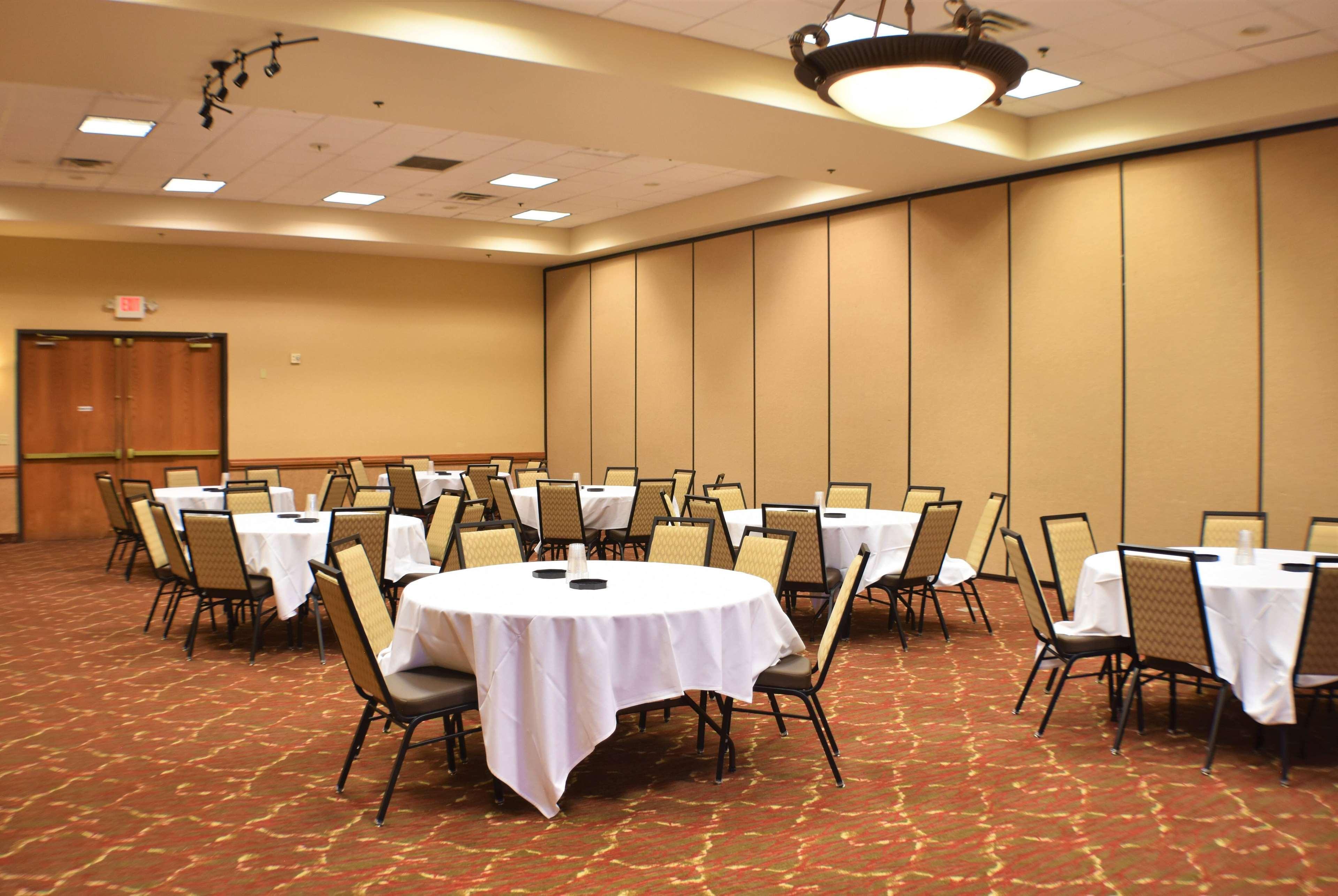 Ramada By Wyndham Sioux Falls Airport - Waterpark Resort & Event Center Экстерьер фото