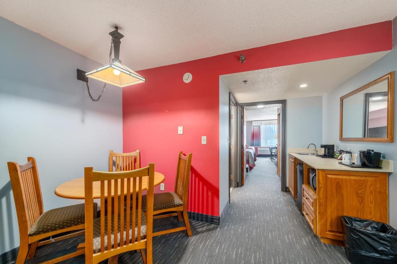 Ramada By Wyndham Sioux Falls Airport - Waterpark Resort & Event Center Экстерьер фото