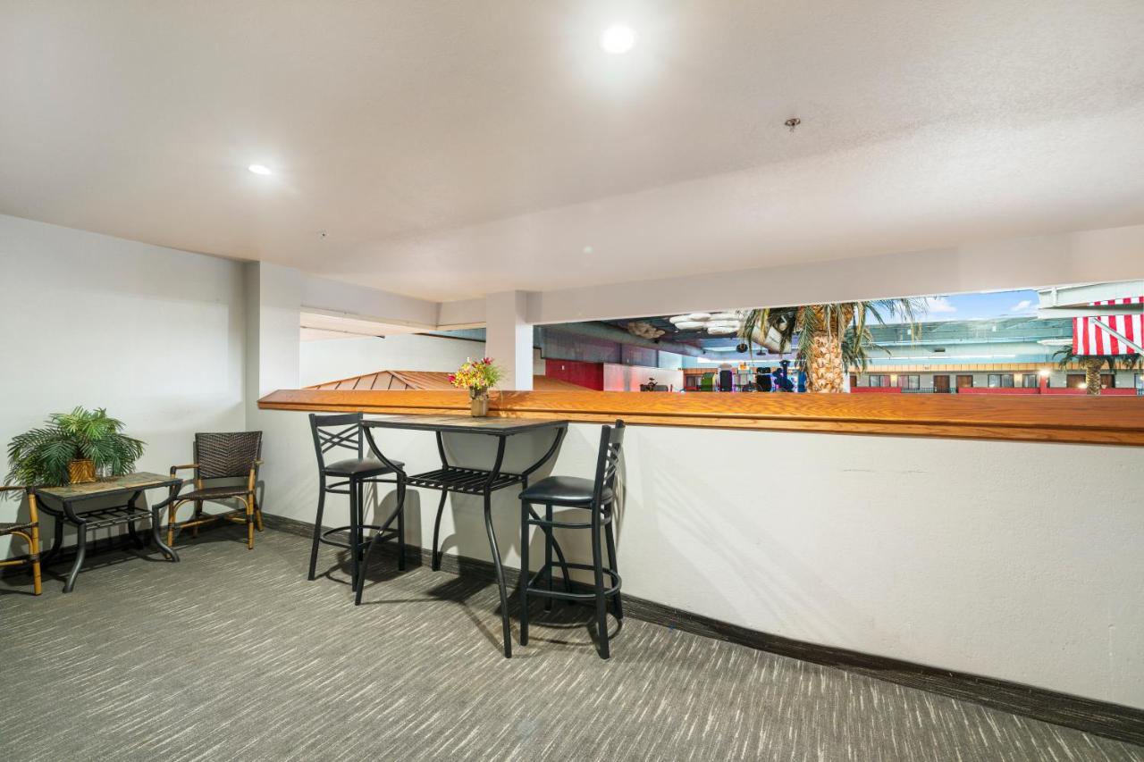 Ramada By Wyndham Sioux Falls Airport - Waterpark Resort & Event Center Экстерьер фото